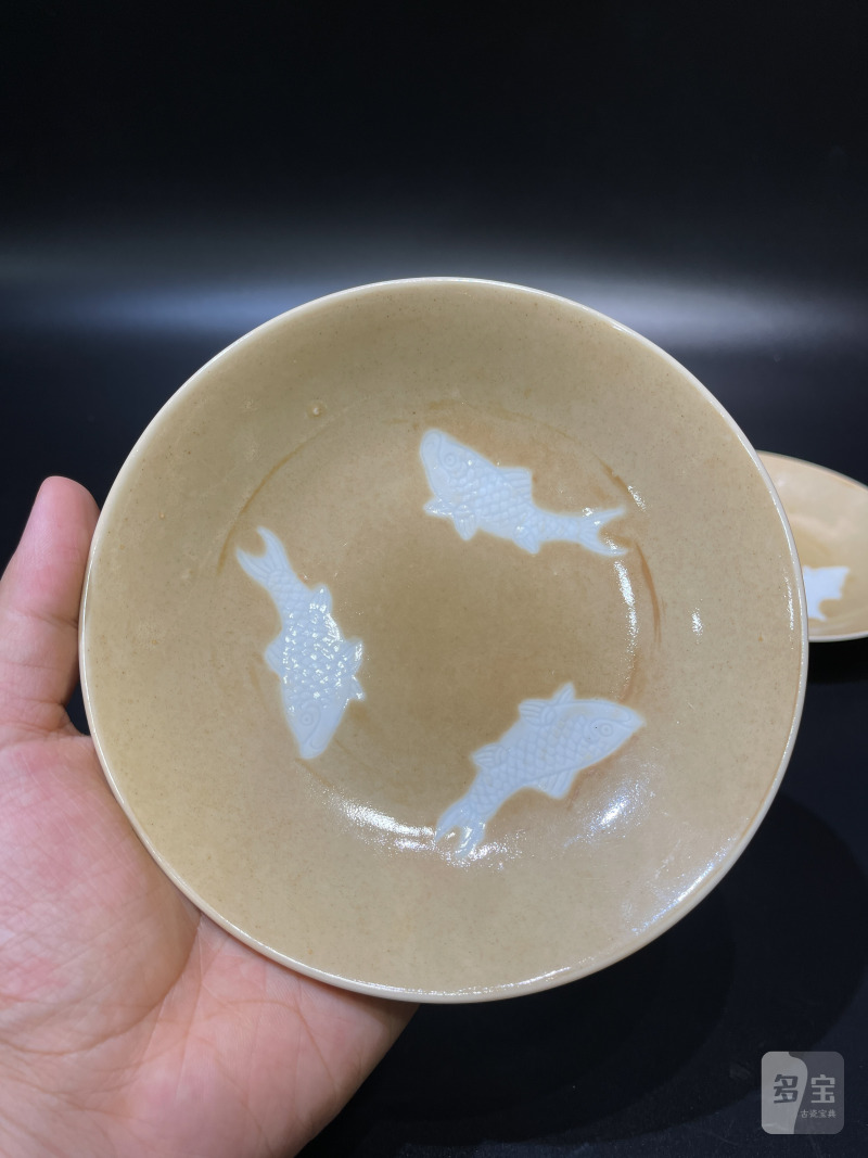 清乾隆 米黄釉地留白暗刻三鱼纹盘一对 - 图3